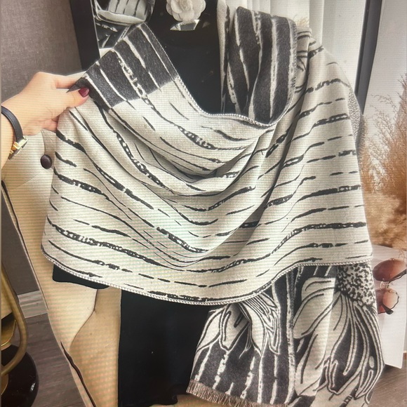 Gray & Cream Striped Daisy Reversible Wrap - Picture 1 of 3